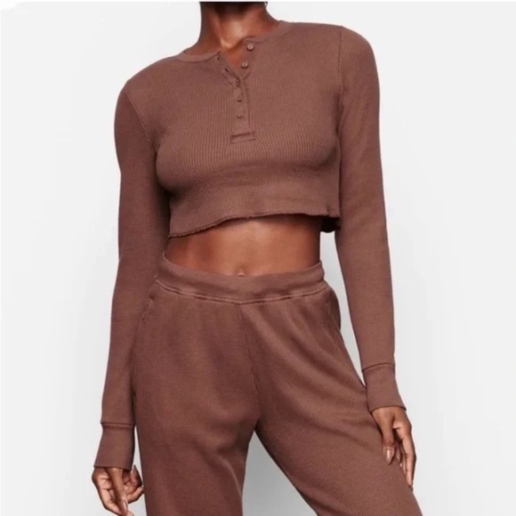 SKIMS Waffle Knit Long Sleeve Henley Crop Brown 45289 - Picture 1 of 12